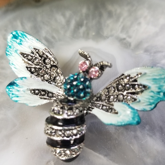 Vintage Bee Brooch - Picture 2 of 4